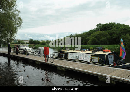 I dimostranti del G8 ormeggiano le loro barche lungo il fiume Erne, Broadmeadow, Enniskillen, prima del vertice del G8. Foto Stock