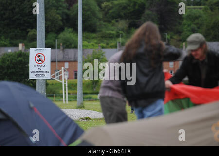 I manifestanti del G8 hanno istituito il loro campo di make shift a Broadmeadow, Enniskillen, in vista del vertice del G8. Foto Stock