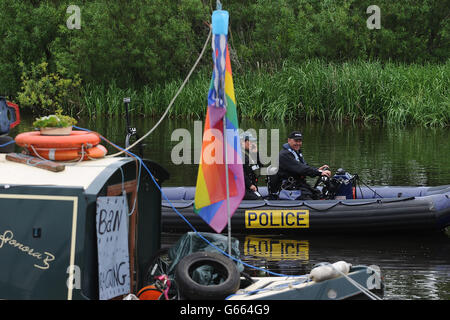 La polizia ha effettuato un'indagine sulla zona, mentre i dimostranti del G8 ormeggiano le loro barche lungo il fiume Erne, Broadmeadow, Enniskillen, prima del vertice del G8. Foto Stock