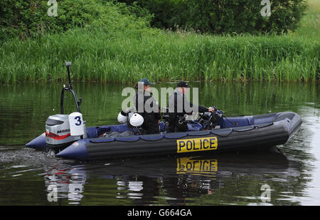 La polizia ha effettuato un'indagine sulla zona, mentre i dimostranti del G8 ormeggiano le loro barche lungo il fiume Erne, Broadmeadow, Enniskillen, prima del vertice del G8. Foto Stock