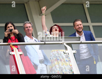 Horse Racing - Non sul nostro orologio Raceday - Sandown Park Racecourse Foto Stock