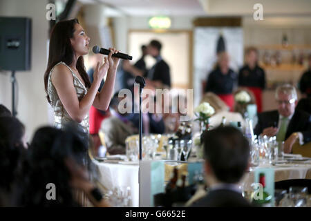 Horse Racing - Non sul nostro orologio Raceday - Sandown Park Racecourse Foto Stock