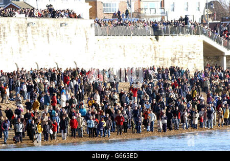 Membri del pubblico sulla riva del mare, mentre l'HMS Ark Royal lascia Portsmouth Harbour, per iniziare la prima tappa di un viaggio che lo porterà al Golfo e potrebbe vederlo in azione contro l'Iraq. Foto Stock