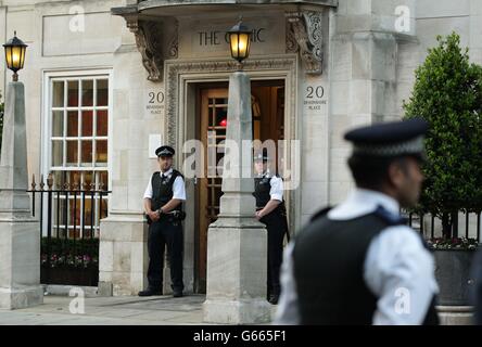 Funzionari di polizia al di fuori della London Clinic, Londra, dove il Duca di Edimburgo è stato ammesso per un'operazione esplorativa sul suo addome e si prevede di rimanere in ospedale per un massimo di due settimane. Foto Stock