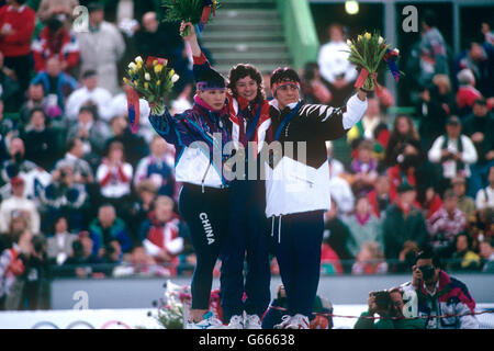 I medalisti nell'evento Women's 1000m Speed Skating - (l-r) Aiaobo Ye (bronzo), Bonnie Blair degli Stati Uniti (oro) e Anke Baier (argento) della Germania. Foto Stock