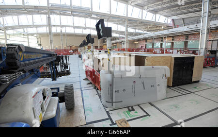 Vista generale dei banchi di check-in in fase di costruzione all'interno del Terminal 2 di Heathrow, in fase di ristrutturazione e in fase di apertura il 4 giugno 2014 Foto Stock