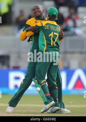 Il bowler sudafricano Lonwabo Tsotsobe festeggia con il capitano AB de Villiers dopo aver preso il wicket del pakistano battsman Nasir Jamshaid catturato e bocciato durante la partita ICC Champions Trophy a Edgbaston, Birmingham. Foto Stock