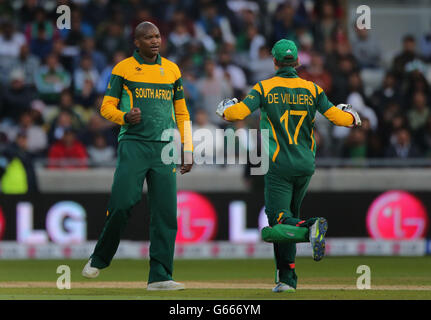 Il bowler sudafricano Lonwabo Tsotsobe festeggia con il capitano AB de Villiers dopo aver preso il wicket del pakistano battitore Misbah durante la partita ICC Champions Trophy a Edgbaston, Birmingham. Foto Stock