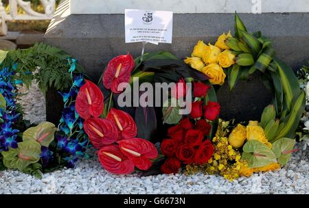 The Wreath posed by British & Irish Lions tour manager Andy Irvine durante una visita alla tomba di 1888 Capitano Lions Robert Seddon presso il cimitero di Campbells Hill vicino a Newcastle in Australia. Foto Stock