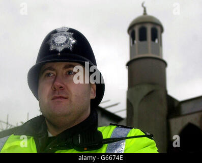 Un poliziotto fuori dalla moschea di Finsbury Park, nel nord di Londra, dopo 150 ufficiali ha condotto un raid nelle prime ore del mattino e ha arrestato sette persone ai sensi del Terrorism Act del 2000. La polizia dice che il raid sulla moschea, dove è basato il clero radicale Abu Hamza, *..è stato collegato alla scoperta di tracce della micidiale ricina veleno all'inizio di questo mese. Foto Stock