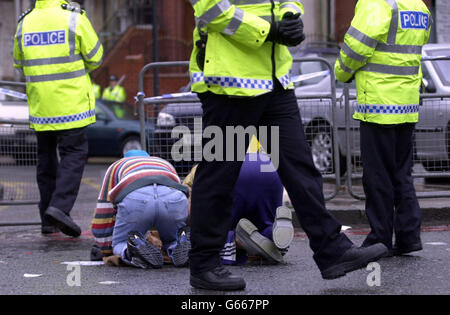 Due adoratori locali tentano di pregare all'esterno della moschea di Finsbury Park, nel nord di Londra, chiusa prima dopo 150, ufficiali condussero un raid nelle prime ore e arrestarono sette persone ai sensi del Terrorism Act del 2000. *..Police dicono che l'incursione sulla moschea, dove è basato il clero radicale Abu Hamza, è stato collegato alla scoperta di tracce della micidiale ricina veleno all'inizio di questo mese. Foto Stock