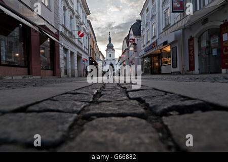 Strada di ciottoli in Landstrasse zona pedonale, Krems, regione di Wachau, Austria Inferiore, Austria e Europa Foto Stock