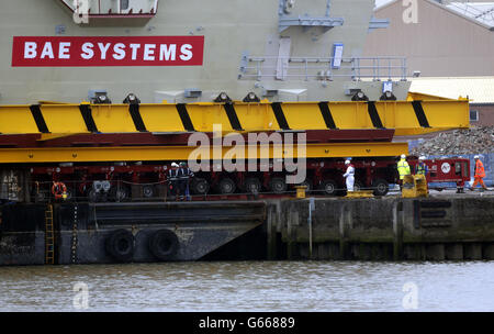 La sezione dell'isola AFT della compagnia aerea Queen Elizabeth Class viene caricata su una chiatta presso il cantiere navale BAE Systems di Glasgow prima di essere trasportata a Rosyth. Foto Stock