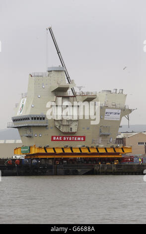 La sezione dell'isola AFT della compagnia aerea Queen Elizabeth Class viene caricata su una chiatta presso il cantiere navale BAE Systems di Glasgow prima di essere trasportata a Rosyth. Foto Stock