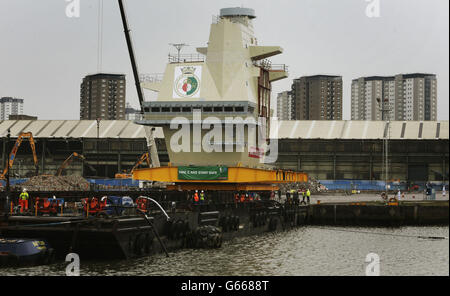 La sezione dell'isola AFT della compagnia aerea Queen Elizabeth Class viene caricata su una chiatta presso il cantiere navale BAE Systems di Glasgow prima di essere trasportata a Rosyth. Foto Stock