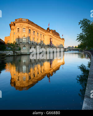 Bode Museum riflettente nel fiume Sprea, l'Isola dei Musei, Berlin-Mitte, Berlino, Germania Foto Stock