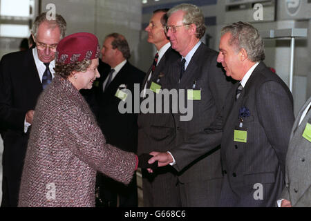 La Regina incontra il sig. P J McGoldrick, presidente di Ryanair all'aeroporto di Stansted, Essex, durante l'apertura ufficiale del nuovo terminale di 400 milioni di sterline. Foto Stock