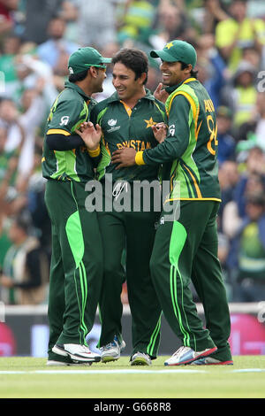 Cricket - ICC Champions Trophy - Gruppo B - Pakistan / West Indies - The Kia Oval. L-R: Pakistan Mohammad Hafeez, Saeed Ajmal e Umar Amin celebrano Foto Stock