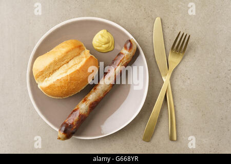 Il bratwurst con pane Foto Stock