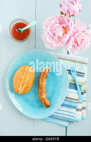 Il bratwurst con pane Foto Stock