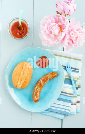 Il bratwurst con pane Foto Stock