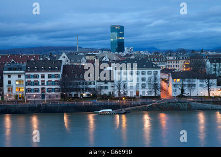 Banca del fiume Reno, Rheinweg superiore, crepuscolo, Basilea, il Cantone di Basilea Città, Svizzera, Europa, PublicGround Foto Stock