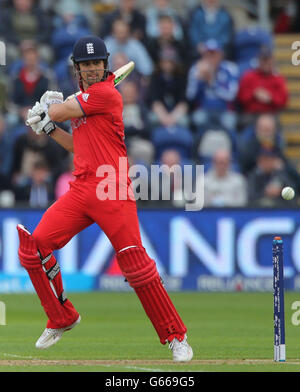 Il capitano dell'Inghilterra Alastair Cook taglia la piazza contro la Nuova Zelanda durante la partita ICC Champions Trophy allo stadio SWALEC di Cardiff. Foto Stock