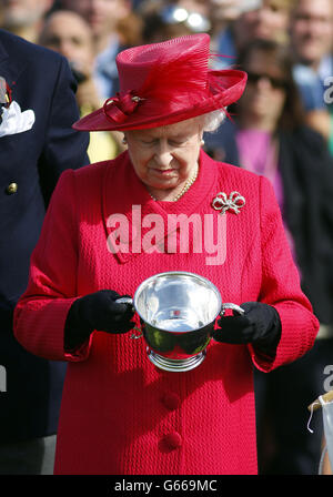 La regina Elisabetta II attende di presentare la Cartier Queen's Cup dopo la finale del torneo di polo della Cartier Queen's Cup al Guards Polo di Windsor Great Park, Berkshire. Foto Stock