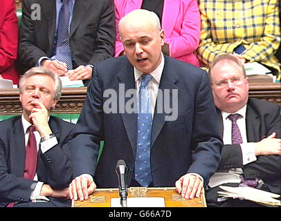 : Video grab del leader dell'opposizione, Iain Duncan Smith, durante le interrogazioni del primo Ministro alla Camera dei Comuni. Foto Stock