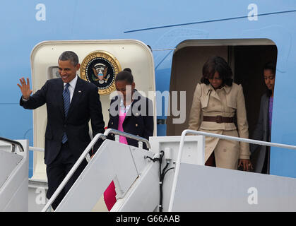 Il presidente AMERICANO Barack Obama sbarca dall'Air Force One con sua moglie Michelle (seconda a destra) e le figlie Sasha (seconda a sinistra) e Malia (destra) all'arrivo all'aeroporto internazionale di Belfast, Irlanda del Nord, per partecipare al vertice G8 di Enniskillen. Foto Stock