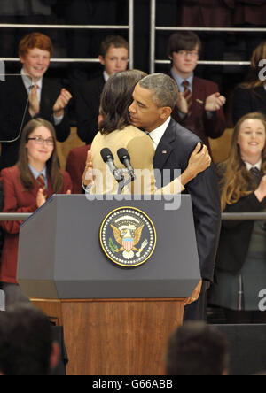 Il Presidente DEGLI STATI UNITI Barack Obama abbraccia sua moglie Michelle Obama, prima di tenere un discorso di apertura al Waterfront Hall di Belfast, in vista del G8 Summit. Foto Stock