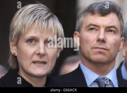 Solicitor Sally Clark, con suo marito Stephen Clark (a destra) lascia la High Court. La signora Clark, incarcerata a vita nel 1999 per l'assassinio dei suoi due figli, è stata oggi rilasciata dalla Corte d'appello dopo che tre giudici hanno giudicato le sue convinzioni "insicure". 07/06/2004 UN pediatra anziano che ha rivendicato il marito del solicitor autorizzato Sally Clark ha ucciso i loro due bambini era comparso prima di un watchdog medico lunedì 7 giugno 2004. Il professor David Southall stava affrontando le accuse di cattiva condotta professionale seria ad un'audizione davanti al General Medical Council a Manchester. 15/06/2004: Un medico che Foto Stock