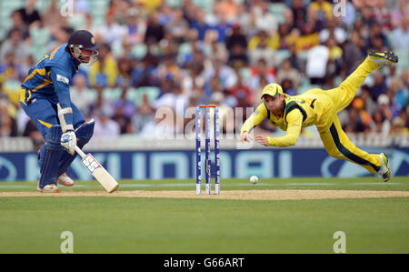 Kumar Sangakkara (a sinistra) dello Sri Lanka evita una corsa di scentratura da parte dell'australiano Phillip Hughes (a destra) durante la partita del Trofeo ICC Champions al Kia Oval, Londra. Foto Stock