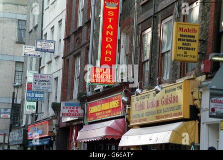 BALTI RISTORANTI SU CORSIA DI MATTONI. Una vista generale delle case di curry su Brick Lane. Foto Stock