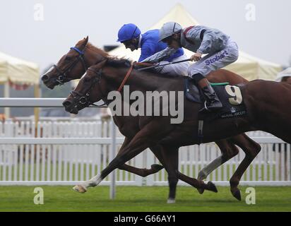 Dawn Approach guidato da Kevin Manning (a sinistra) prima di vincere la St James's Palace Stakes prima di Toronado guidato da Richard Hughes (a destra) durante il giorno uno del Royal Ascot incontro presso l'ippodromo Ascot, Berkshire. Foto Stock