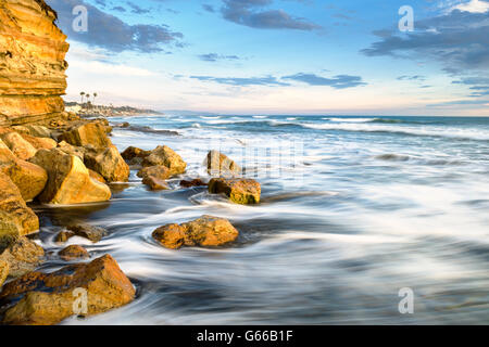 Onde infrangersi lungo la costa rocciosa a nord, sulla spiaggia del Mar, California Foto Stock