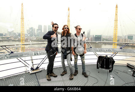 Il chitarrista Tomo Milicevic, il cantante Jared Leto e il batterista Shannon Leto si sono visti in cima alla O2 Arena di Londra martedì 18 giugno 2013. 30 secondi a Marte stanno scalando la O2 Arena per annunciare il loro nuovo tour a novembre. Foto Stock