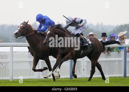 Dawn Approach guidato da Kevin Manning (a sinistra) prima di vincere la St James's Palace Stakes prima di Toronado guidato da Richard Hughes (a destra) durante il giorno uno del Royal Ascot incontro presso l'ippodromo Ascot, Berkshire. Foto Stock