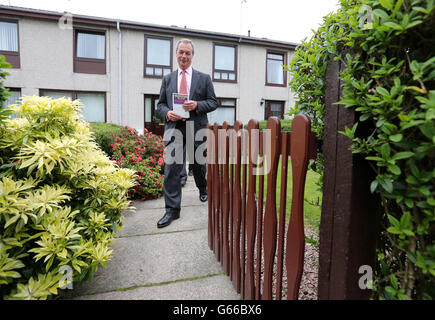 Il leader dell'UKIP Nigel Farage si batte per la by-elezione di Aberdeen Donside con il candidato del partito otto Inglis ad Aberdeen. Foto Stock