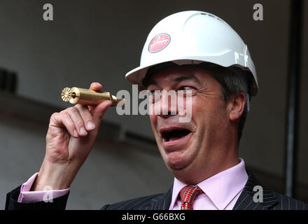 Nigel Farage, leader dell'UKIP, durante una visita a RigDeluge, dove ha visto le parti degli impianti sprinkler mentre si è rivolto alle campagne per la by-elezione di Aberdeen Donside con il candidato del partito otto Inglis ad Aberdeen. Foto Stock