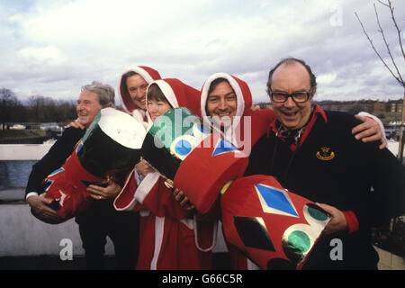 I comici Ernie Wise (a sinistra) ed Eric Morecambe, promuovono il loro spettacolo di Natale 1979 con i loro ospiti - (l-r) David Frost, Glenda Jackson e Des o'Connor. Foto Stock