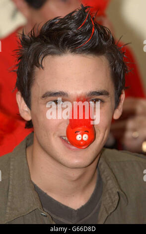 Pop Idol secondo classificato Gareth Gates durante il Red Nose Day 2003 il lancio dei Big Hair al Great Eastern Hotel nel centro di Londra. Il Red Nose Day 2003 è venerdì 14 marzo 2003. * 17/3/03: Pop Idol secondo classificato Gareth Gates, che stava celebrando il suo ultimo chartopper dopo il suo singolo di beneficenza in aiuto di Comic Relief, è stato inseguito nella Top 40 al numero uno. Il singolo di successo, Spirit in the Sky, che presenta i personaggi televisivi The Kumars, ha battuto la canzone della cantante americana Christina Aguilera bella fuori dal punto più alto. Foto Stock