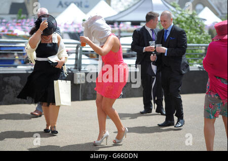 Le Signore arrivano in condizioni ventose prima del quinto giorno del Royal Ascot Racecourse, Berkshire. Foto Stock