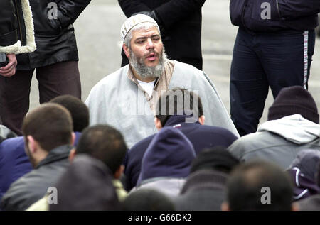 Il clero musulmano Abu Hamza pregava sulla strada fuori dalla Moschea di Finsbury Park, dove gli fu vietato parlare dalla Commissione della Carità. Il chierico è stato accusato di abusare della sua posizione per predicare il suo marchio radicale di Islam e fare sermoni infiammatori. Foto Stock