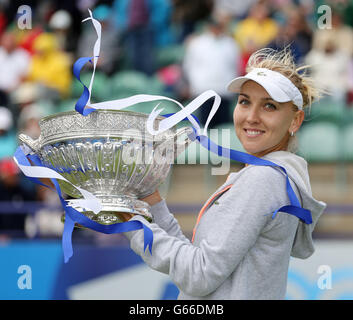 Elena Vesnina della Russia alza il trofeo del torneo dopo aver vinto la partita finale contro Jamie Hampton degli Stati Uniti durante l'AEGON International a Devonshire Park, Eastbourne. Foto Stock