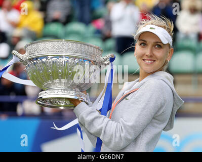 Elena Vesnina della Russia alza il trofeo del torneo dopo aver vinto la partita finale contro Jamie Hampton degli Stati Uniti durante l'AEGON International a Devonshire Park, Eastbourne. Foto Stock