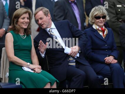 (Sinistra - destra) Caroline Kennedy, Taoiseach Enda Kenny e Jean Kennedy Smyth presso la casa della famiglia Kennedy a Dunganstown, Co Wexford, come parte di una celebrazione per celebrare il 50 ° anniversario della visita di John F Kennedy in Irlanda. Foto Stock