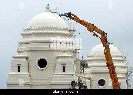 I piccioni volano dalle famose torri gemelle dello stadio di Wembley, mentre l'escavatore tedesco noto come Goliath inizia la demolizione delle torri, a Londra. * il digratore meccanico ha iniziato il suo assalto sulla cupola della torre ovest subito dopo le 14:00, dopo una breve cerimonia condotta da Ray Clemence, l'allenatore di portiere inglese, Che ha capitanato l'Inghilterra a Wembley e ha fatto 61 apparizioni per il suo paese, così come il sollevamento della fa Cup (1974, 1982) e la European Cup (1978) allo stadio. Si prevede che entrambe le torri saranno abbassate entro la fine di lunedì, quando il livellamento del terreno entra nelle sue fasi finali. Esso Foto Stock