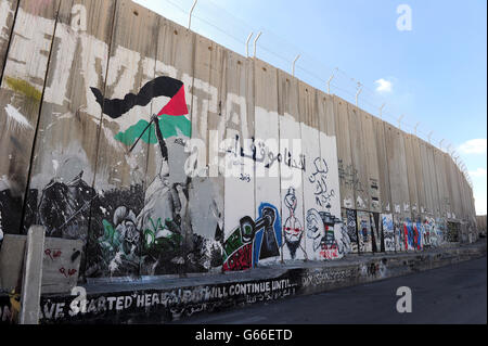 La barriera o muro che divide Betlemme in Cisgiordania Da Gerusalemme Foto Stock