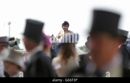 Il jockey Neil Callan a bordo di Lightning Cloud celebra dopo la vittoria a Buckingham Palace Stakes durante il giorno quattro della riunione Royal Ascot presso l'ippodromo di Ascot, nel Berkshire. Foto Stock